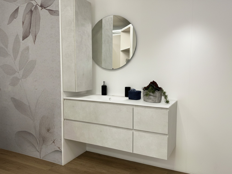Bagno Sospeso Con Specchiera E Pensile A Colonna Moderno