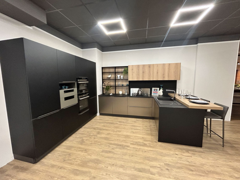 Cucina Moderna Di Design Con 4 Colonne E Penisola