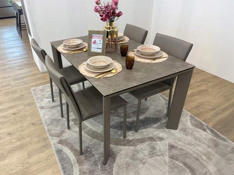 Tavolo Allungabile in Ceramica Fango E 4 Sedie In Ecopelle